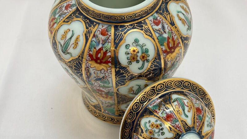 有田焼　古伊万里更紗　貴玉賓製　沈香壺