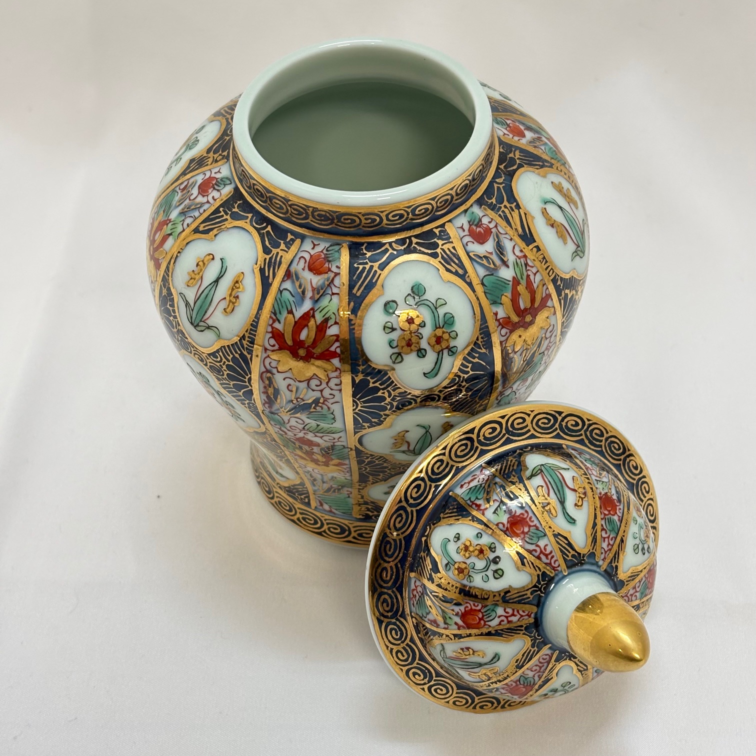 有田焼　古伊万里更紗　貴玉賓製　沈香壺